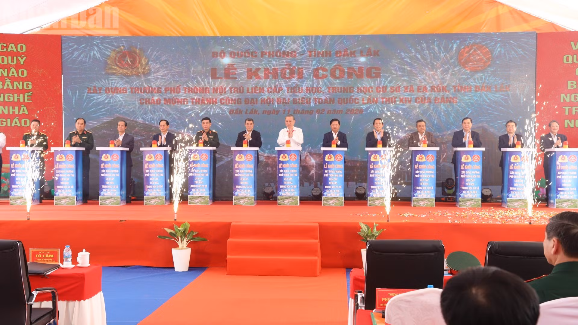 [Foto] Líder partidista vietnamita asiste a ceremonia de colocación de la primera piedra de Escuela Internado de Educación Primaria y Secundaria en provincia de Dak Lak