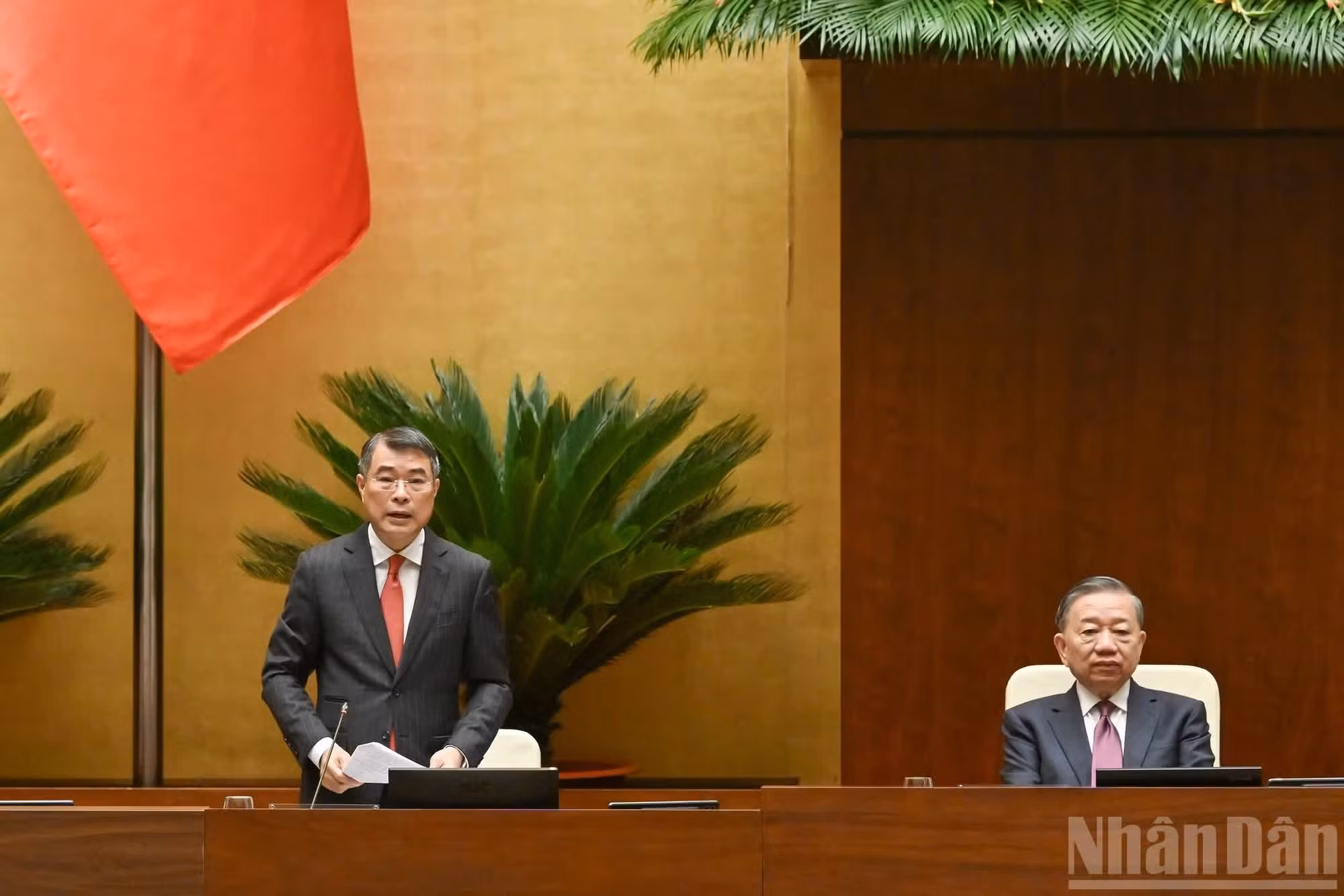 El primer ministro, Le Minh Hung, preside la sesión de debate.