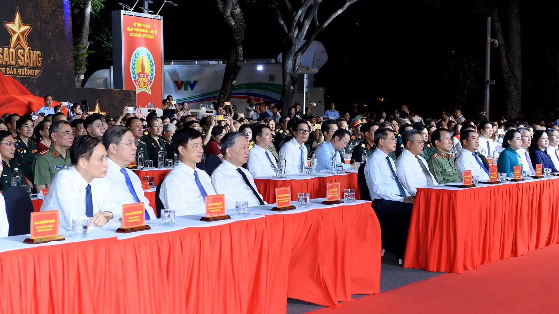 El secretario general del PCV y presidente de Vietnam, To Lam; el primer ministro Le Minh Hung y los delegados asisten al programa en Hanói.