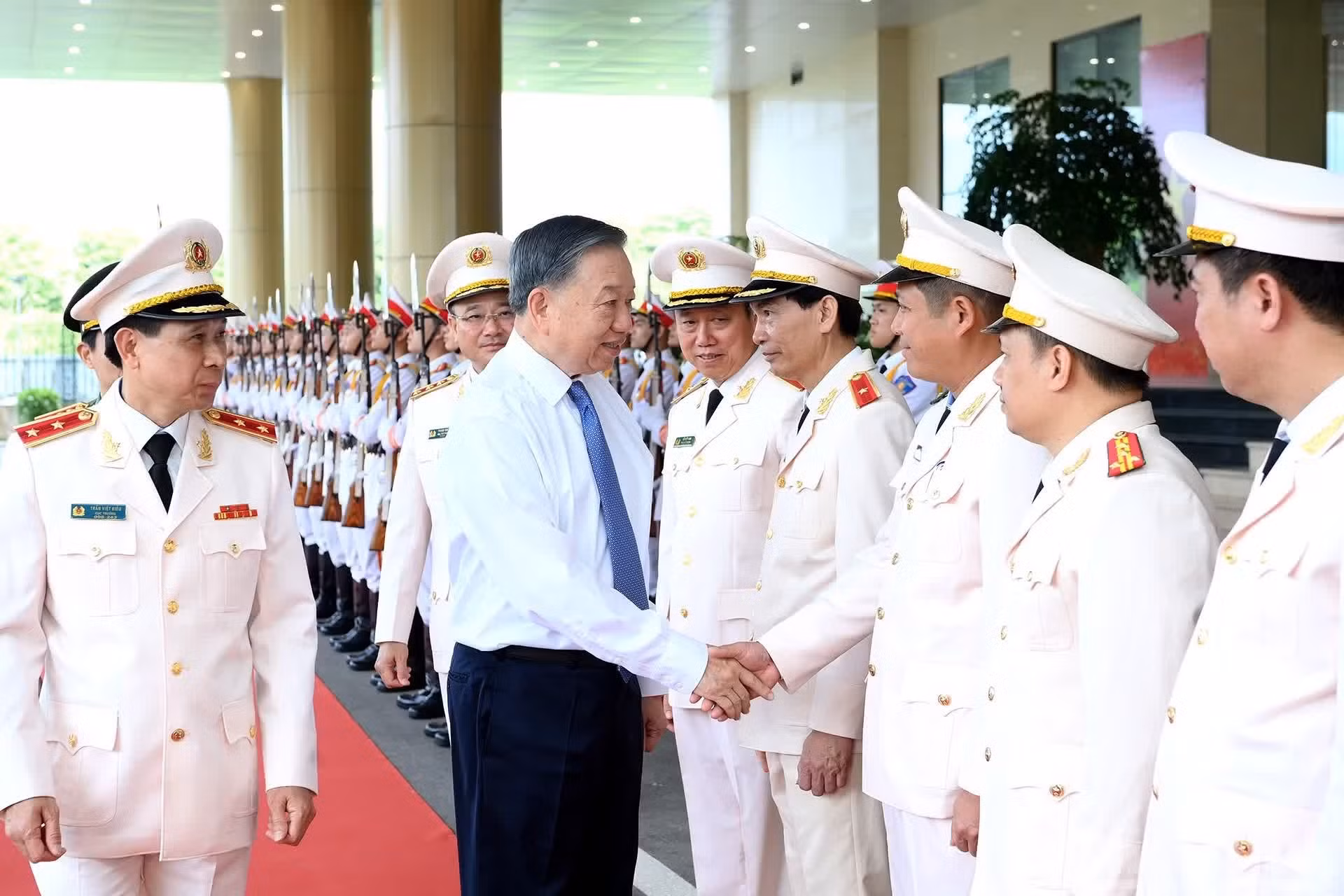 El secretario general del Partido Comunista y presidente de Vietnam, To Lam, junto con los líderes del Ministerio de Seguridad Pública y del Departamento de Técnicas Operativas.