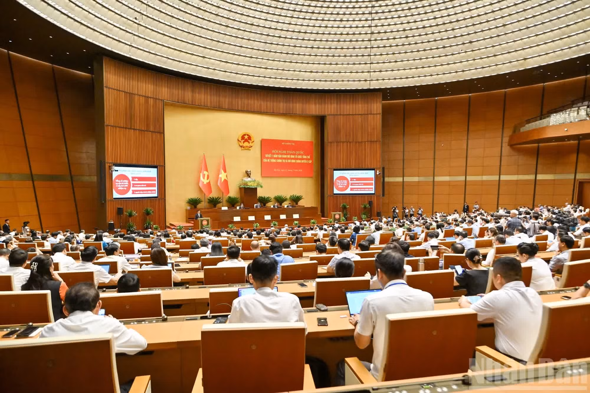 El evento se desarrolla de manera presencial en el Salón Dien Hong, de la sede de la Asamblea Nacional, y se enlaza por videoconferencia con tres mil 651 puntos en ministerios, organismos centrales, organizaciones sociopolíticas, provincias, ciudades, comunas, barrios y zonas administrativas especiales de todo el país, reuniendo a un total de 557 mil 99 delegados.
