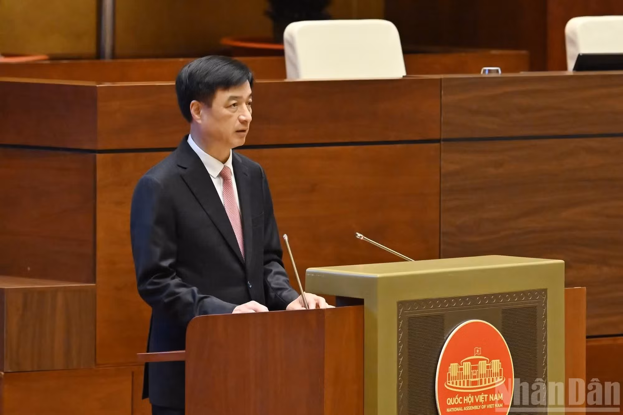El jefe de la Comisión de Organización del Comité Central, Nguyen Duy Ngoc, presenta un informe.