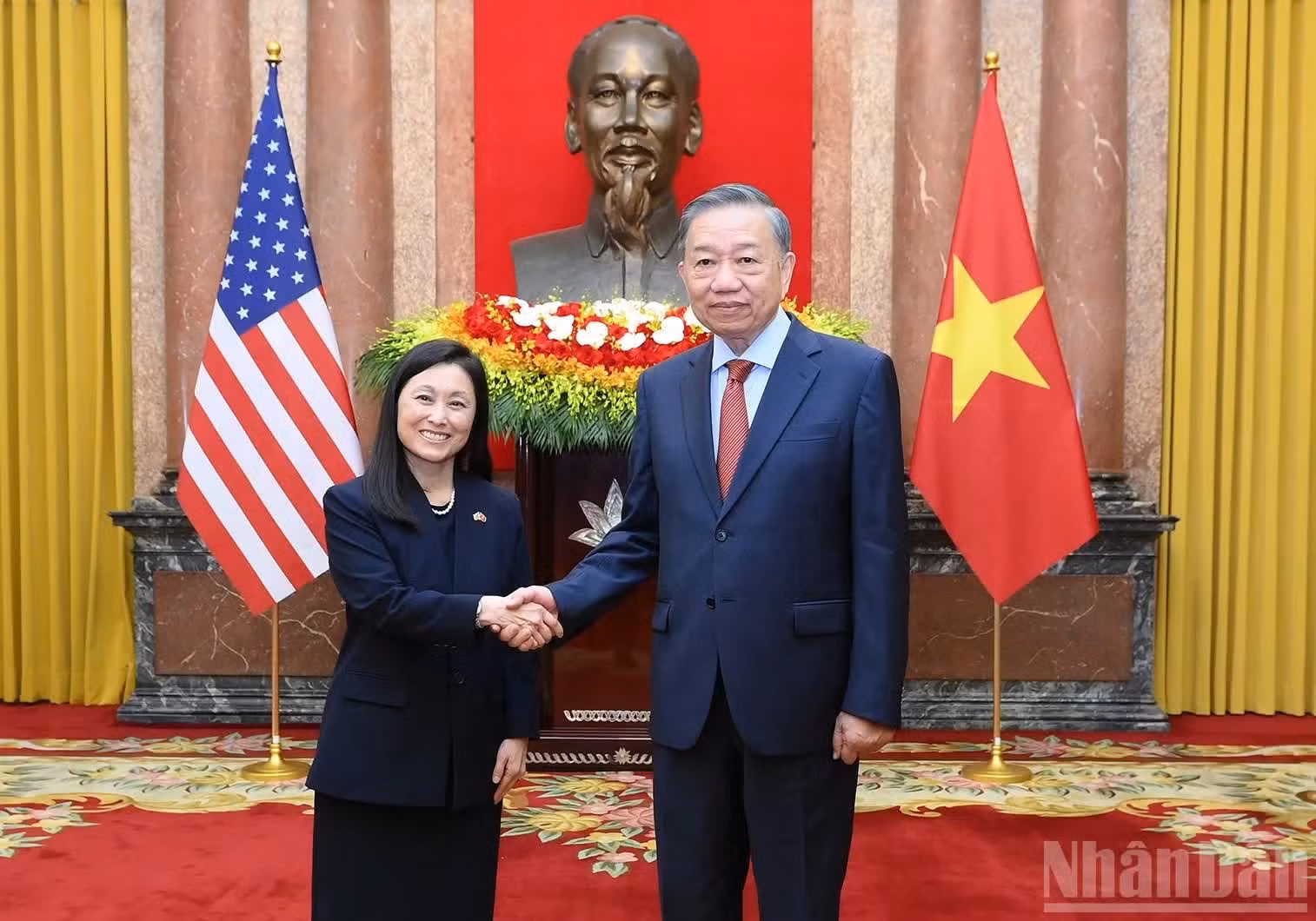 El secretario general del Partido Comunista de Vietnam y presidente del país, To Lam, recibe a la embajadora de Estados Unidos, Jennifer Wicks McNamara.