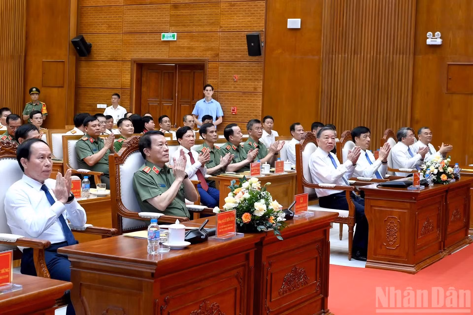 El secretario general del Partido Comunista y presidente de Vietnam, To Lam, y los delegados en el evento.
