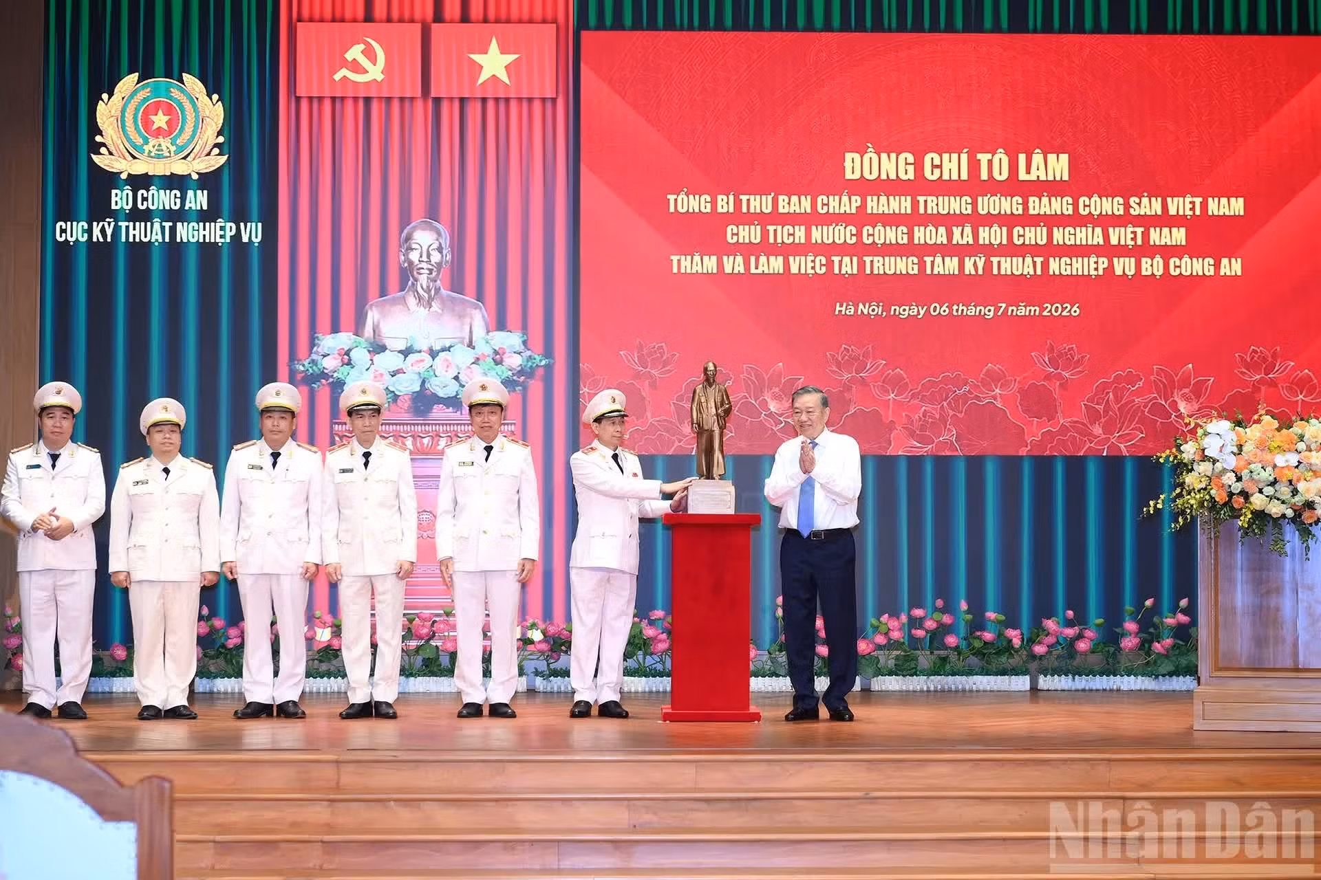 El secretario general del Partido Comunista y presidente de Vietnam, To Lam, entrega una estatua del Presidente Ho Chi Minh al Departamento de Técnicas Operativas del Ministerio de Seguridad Pública.