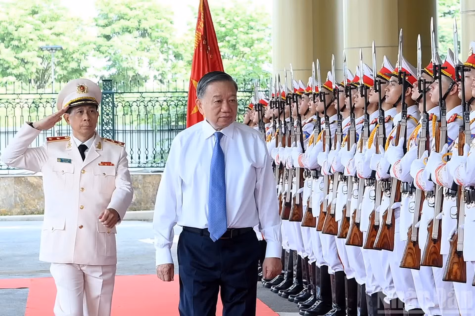 El secretario general del Partido Comunista y presidente de Vietnam, To Lam, visita el Centro de Técnicas Operativas del Ministerio de Seguridad Pública.