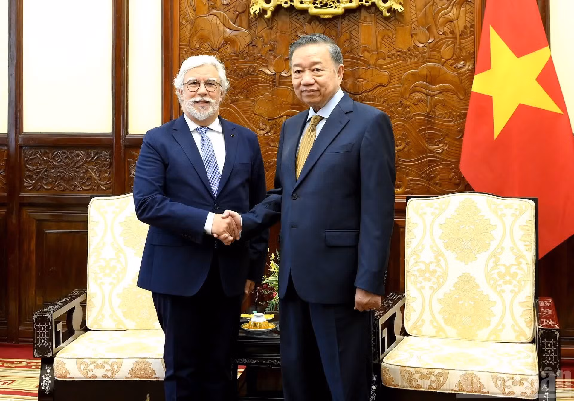 El secretario general del Partido Comunista de Vietnam y presidente del país, To Lam, recibe al embajador de Portugal, Joaquim Alberto De Sousa Moreira De Lemos.