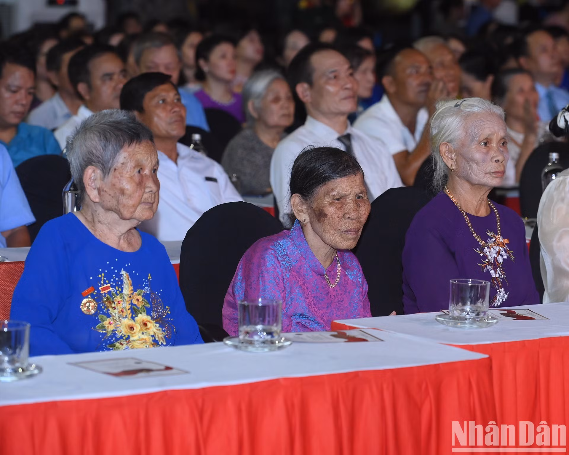 Madres Heroicas Vietnamitas asisten al programa.