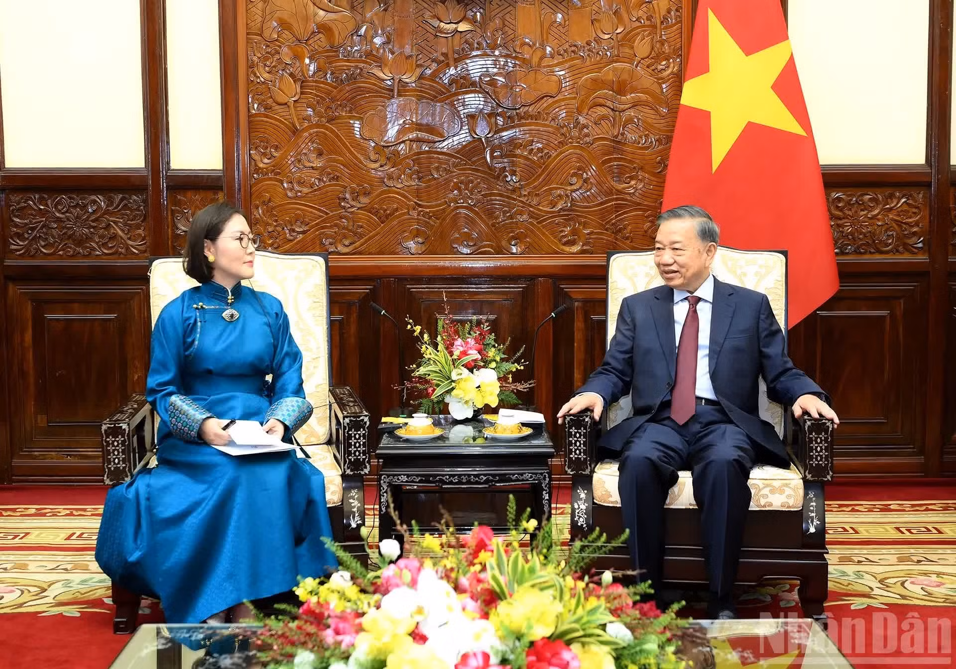 El secretario general del Partido Comunista de Vietnam y presidente del país, To Lam, recibe a la embajadora de Mongolia, Hulan Ganbaatar.