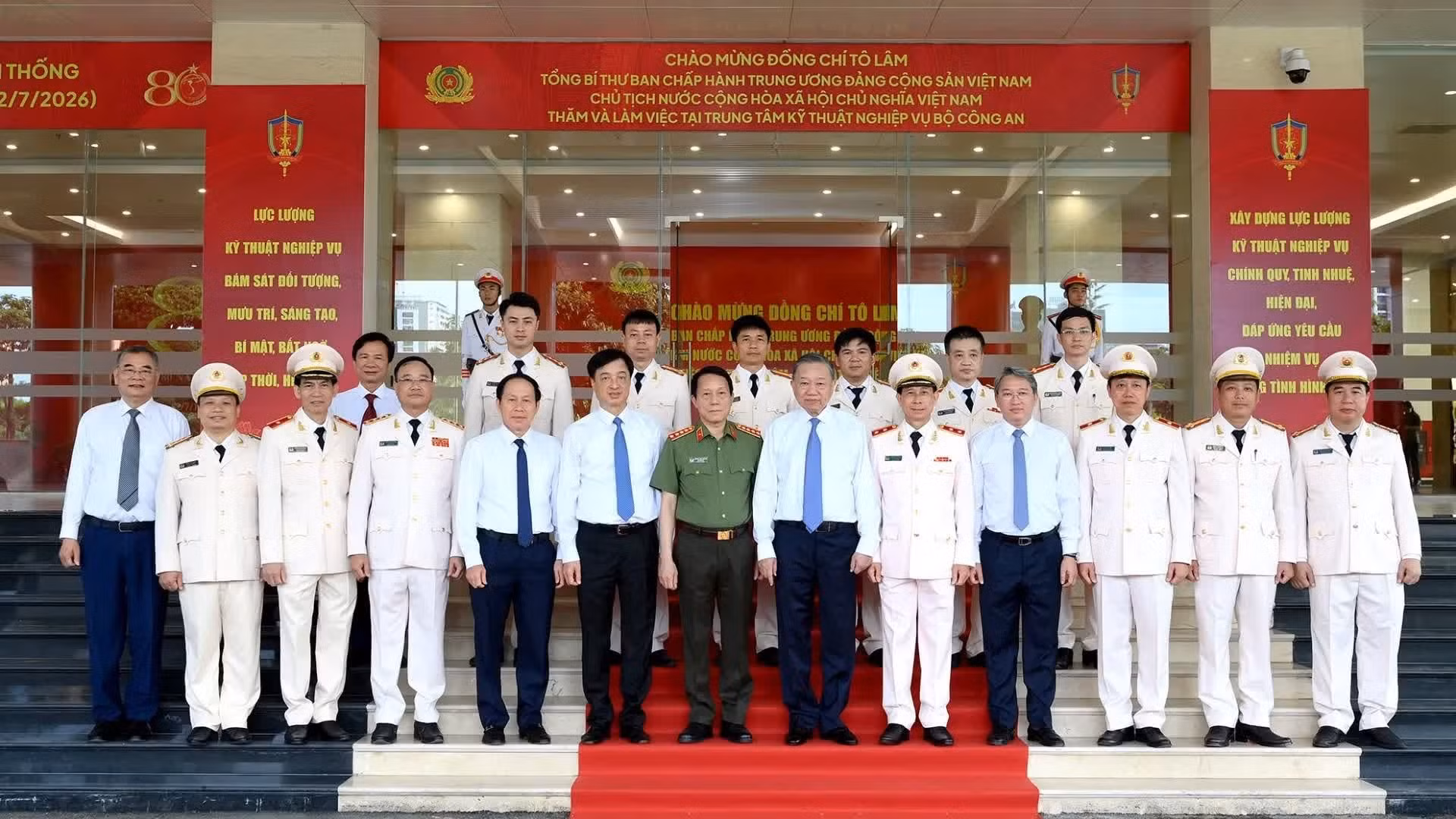 El secretario general del Partido Comunista y presidente de Vietnam, To Lam, y los delegados.