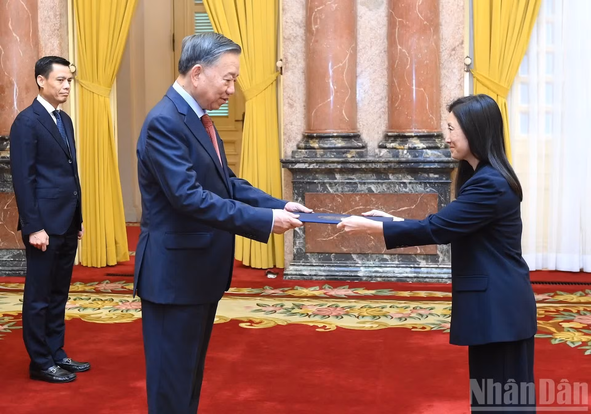 El secretario general del Partido Comunista de Vietnam y presidente del país, To Lam, recibe a la embajadora de Estados Unidos, Jennifer Wicks McNamara.