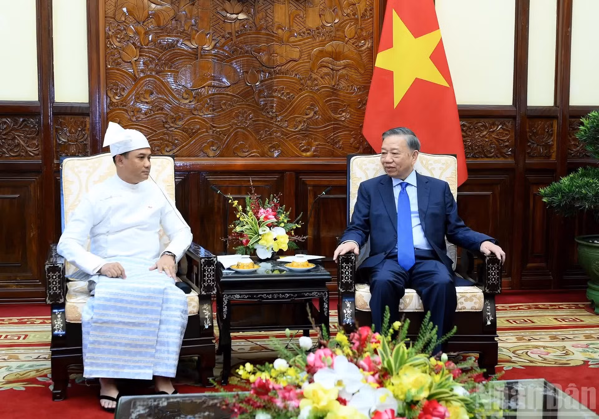 El secretario general del Partido Comunista de Vietnam y presidente del país, To Lam recibe al embajador de Myanmar, Wai Linn.
