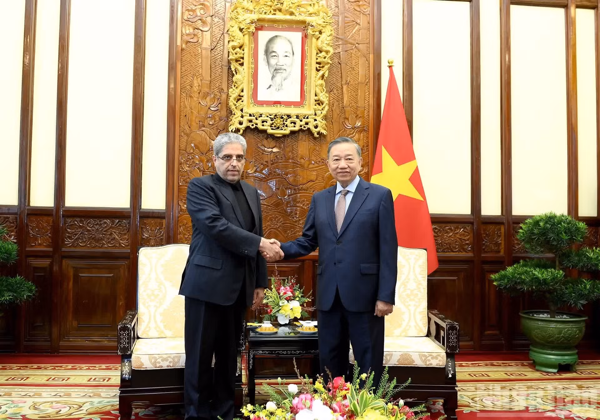 El secretario general del Partido Comunista de Vietnam y presidente del país, To Lam, recibe al embajador de Irán, Akbar Ghasemi Ali Abadi.
