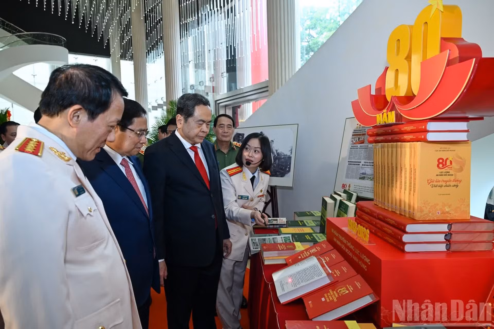 El titular de la Asamblea Nacional vietnamita, Tran Thanh Man, y el ex primer ministro, Pham Minh Chinh, visitan la exposición de libros y publicaciones.