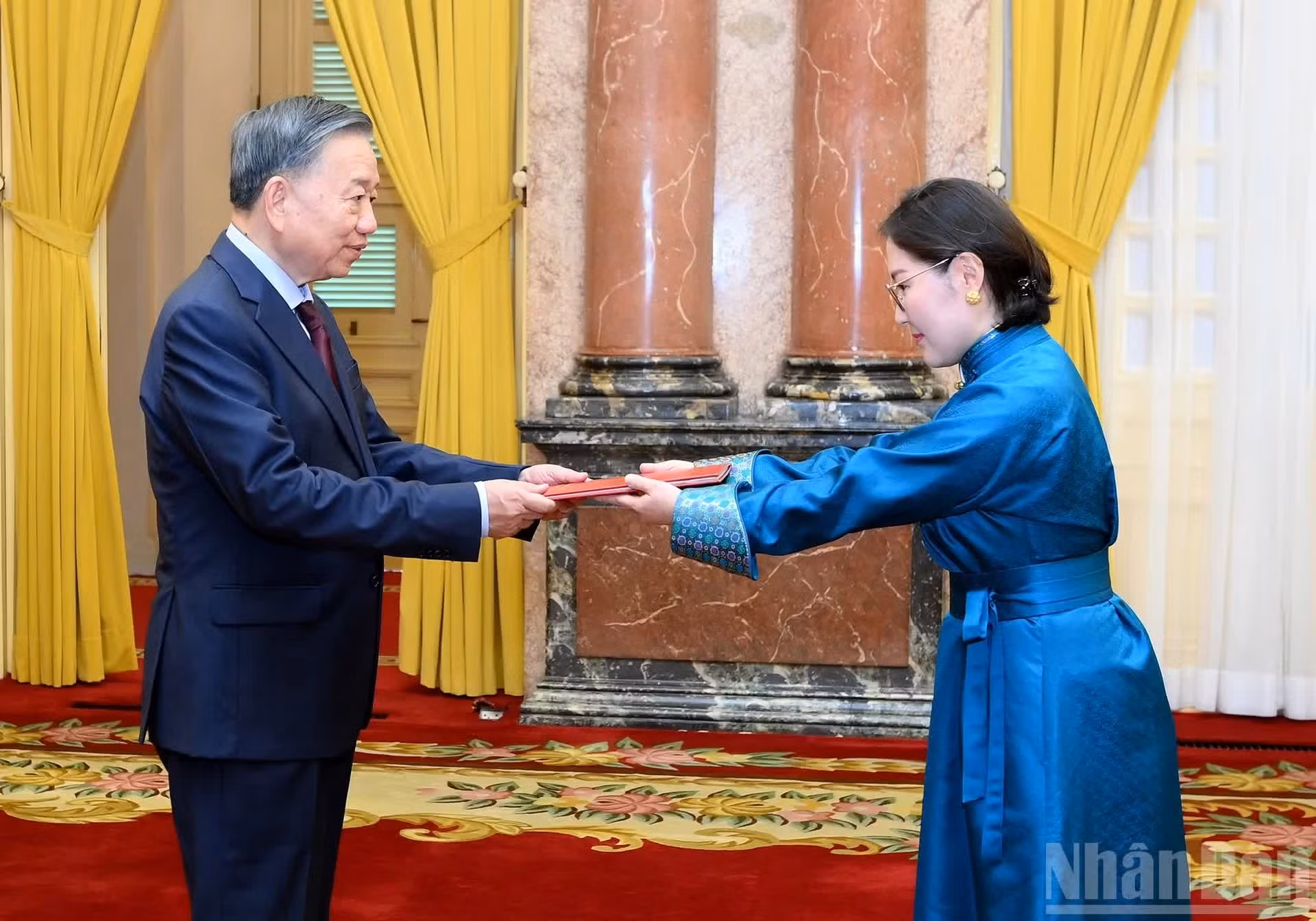 El secretario general del Partido Comunista de Vietnam y presidente del país, To Lam, recibe a la embajadora de Mongolia, Hulan Ganbaatar.