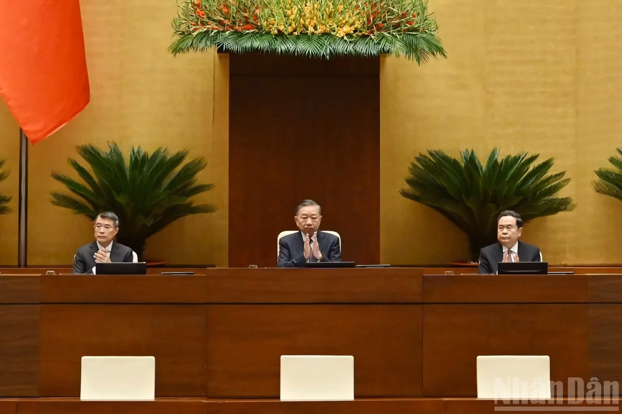 El secretario general del Partido Comunista y presidente de Vietnam, To Lam, junto con el primer ministro, Le Minh Hung; el presidente de la Asamblea Nacional, Tran Thanh Man.