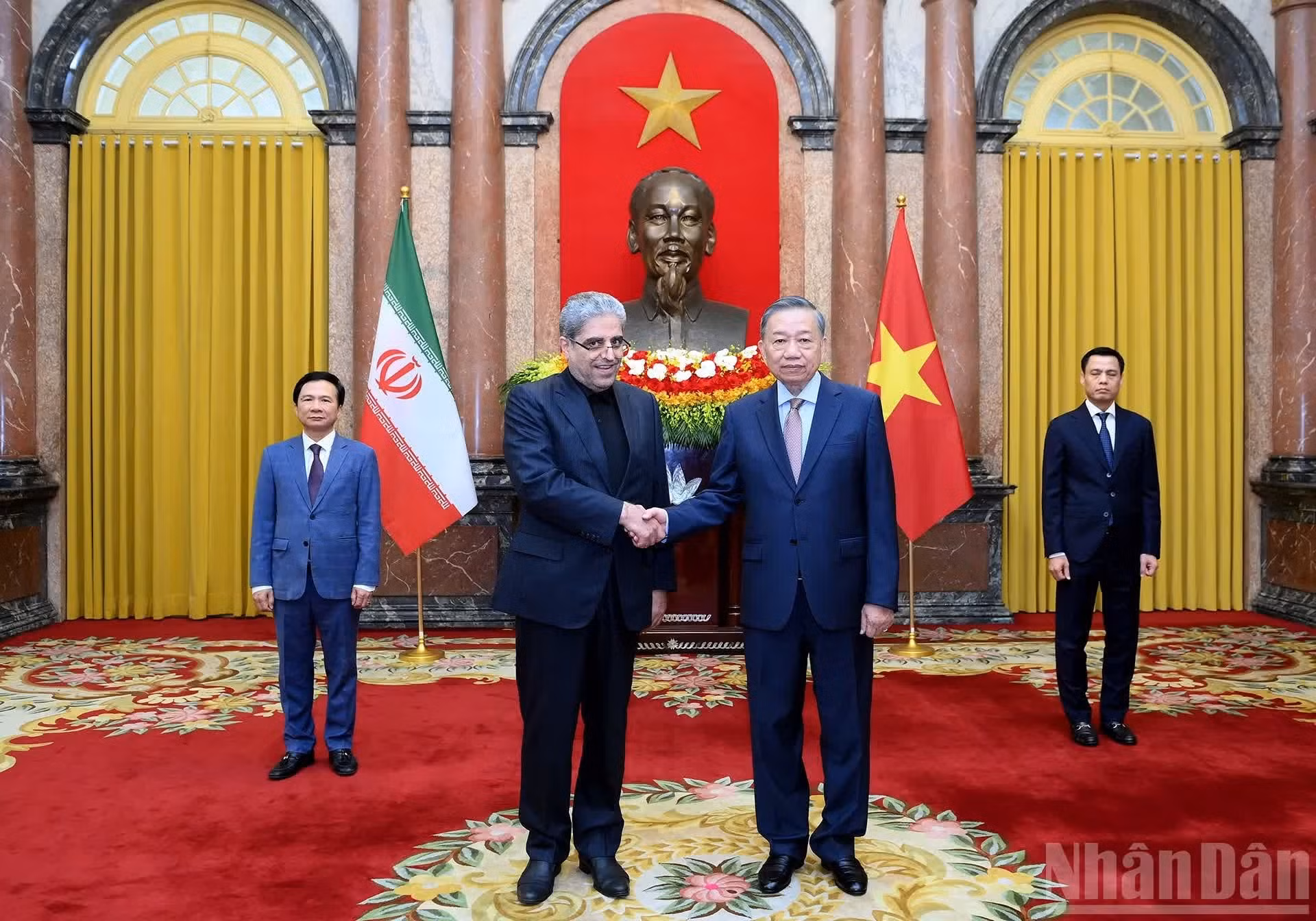 El secretario general del Partido Comunista de Vietnam y presidente del país, To Lam, y el embajador de Irán, Akbar Ghasemi Ali Abadi.