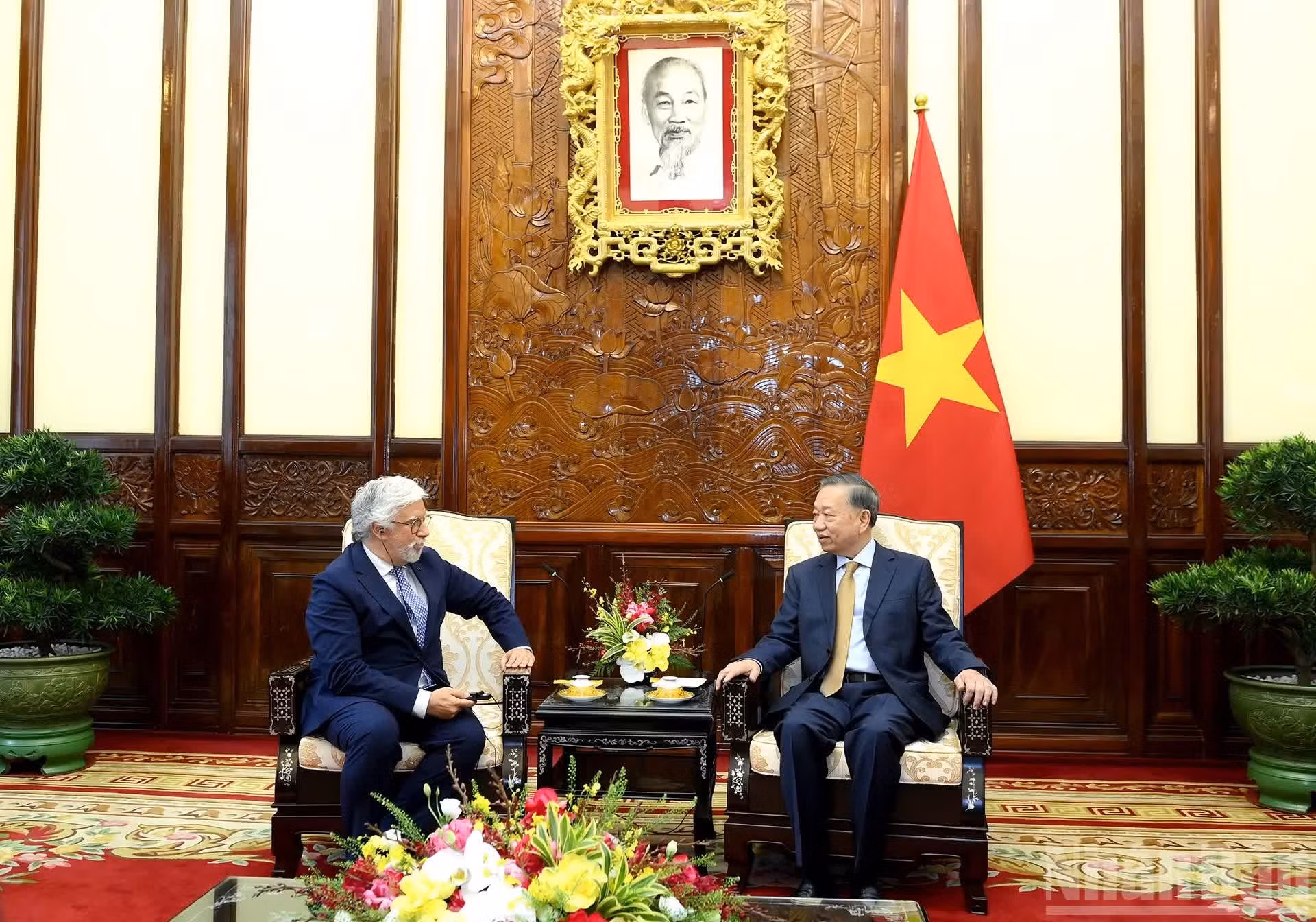 El secretario general del Partido Comunista de Vietnam y presidente del país, To Lam, recibe al embajador de Portugal, Joaquim Alberto De Sousa Moreira De Lemos.