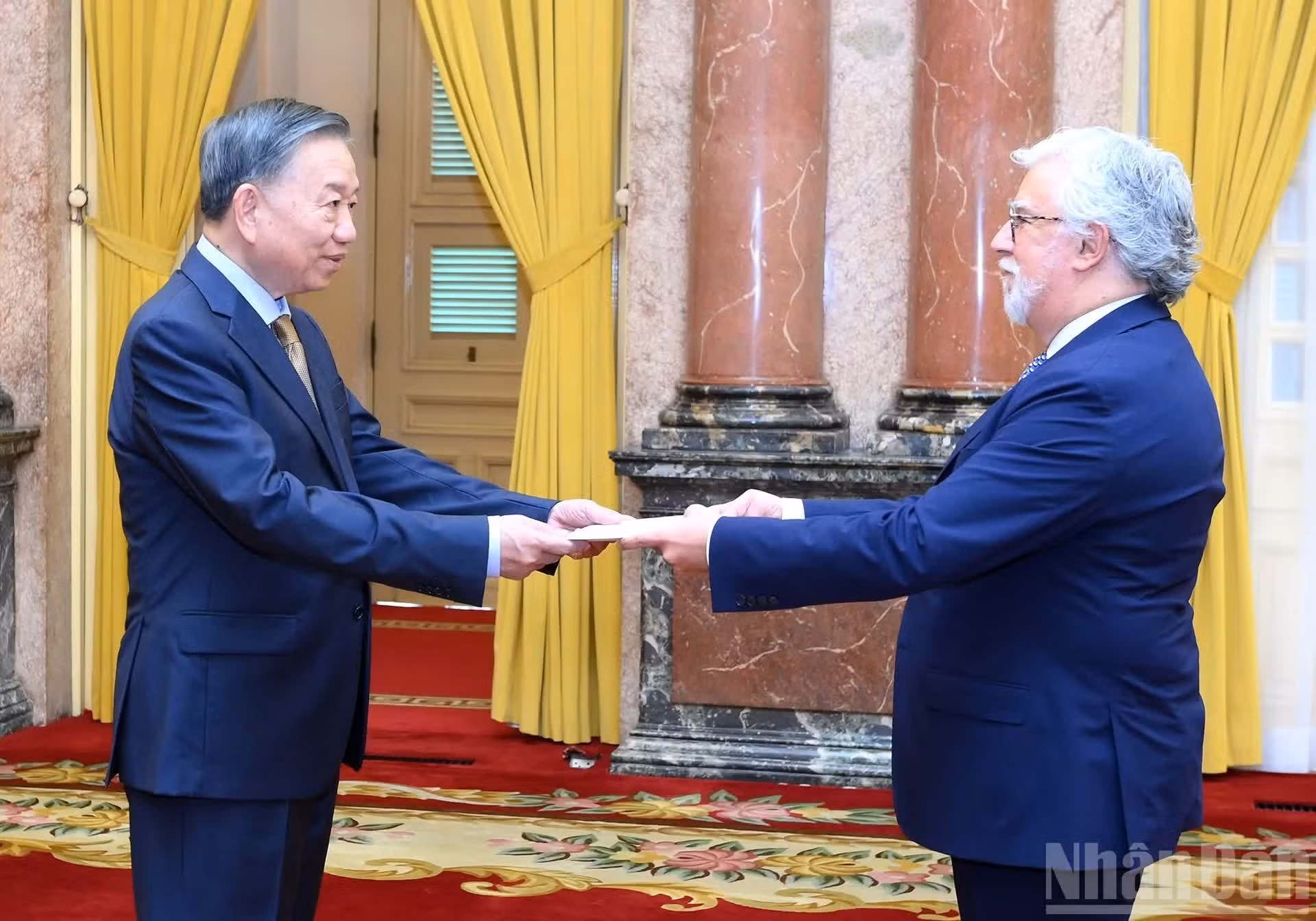 El secretario general del Partido Comunista de Vietnam y presidente del país, To Lam, recibe las cartas credenciales del embajador de Portugal, Joaquim Alberto De Sousa Moreira De Lemos.