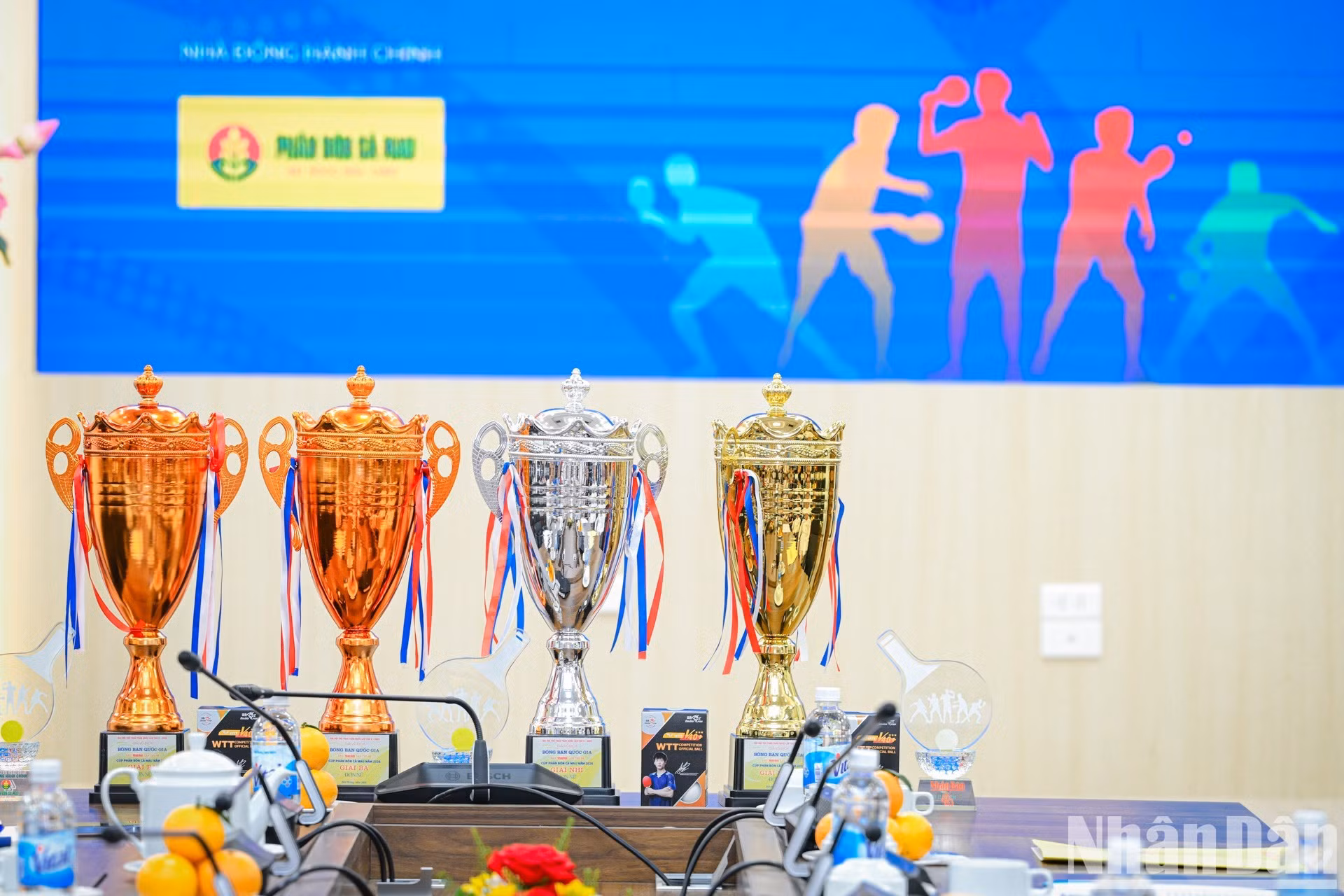 Trofeos de la 44ª edición del Campeonato Nacional de Tenis de Mesa del periódico Nhan Dan.