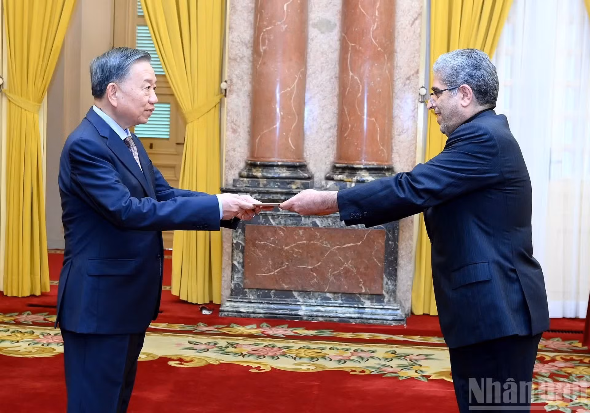 El secretario general del Partido Comunista de Vietnam y presidente del país, To Lam, recibe al embajador de Irán, Akbar Ghasemi Ali Abadi.