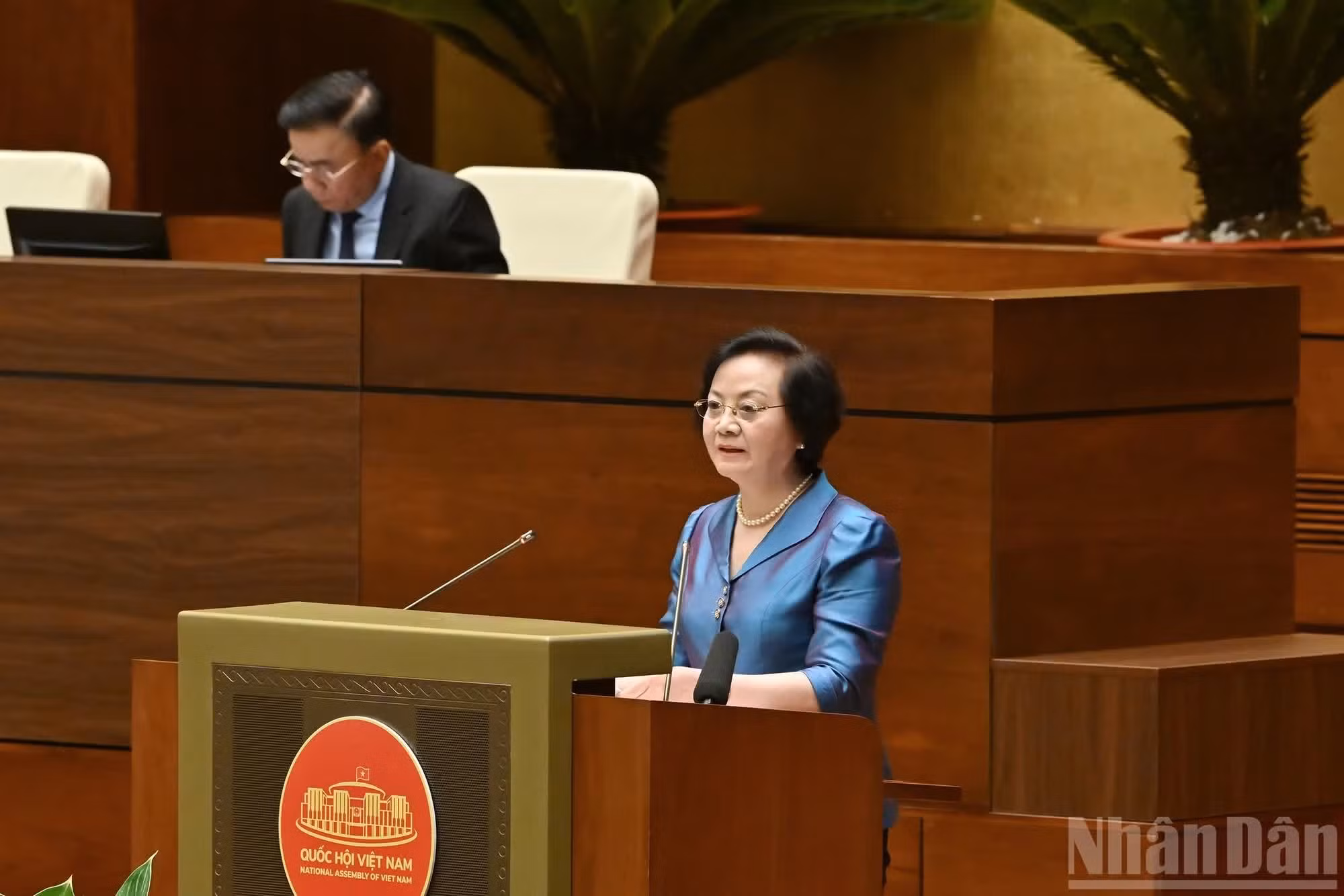 La viceprimera ministra, Pham Thi Thanh Tra, presenta una ponencia.