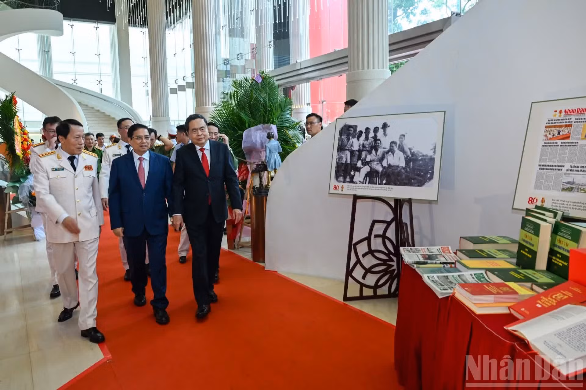 El presidente de la Asamblea Nacional vietnamita, Tran Thanh Man, y el exprimer ministro, Pham Minh Chinh, asisten a la cita.