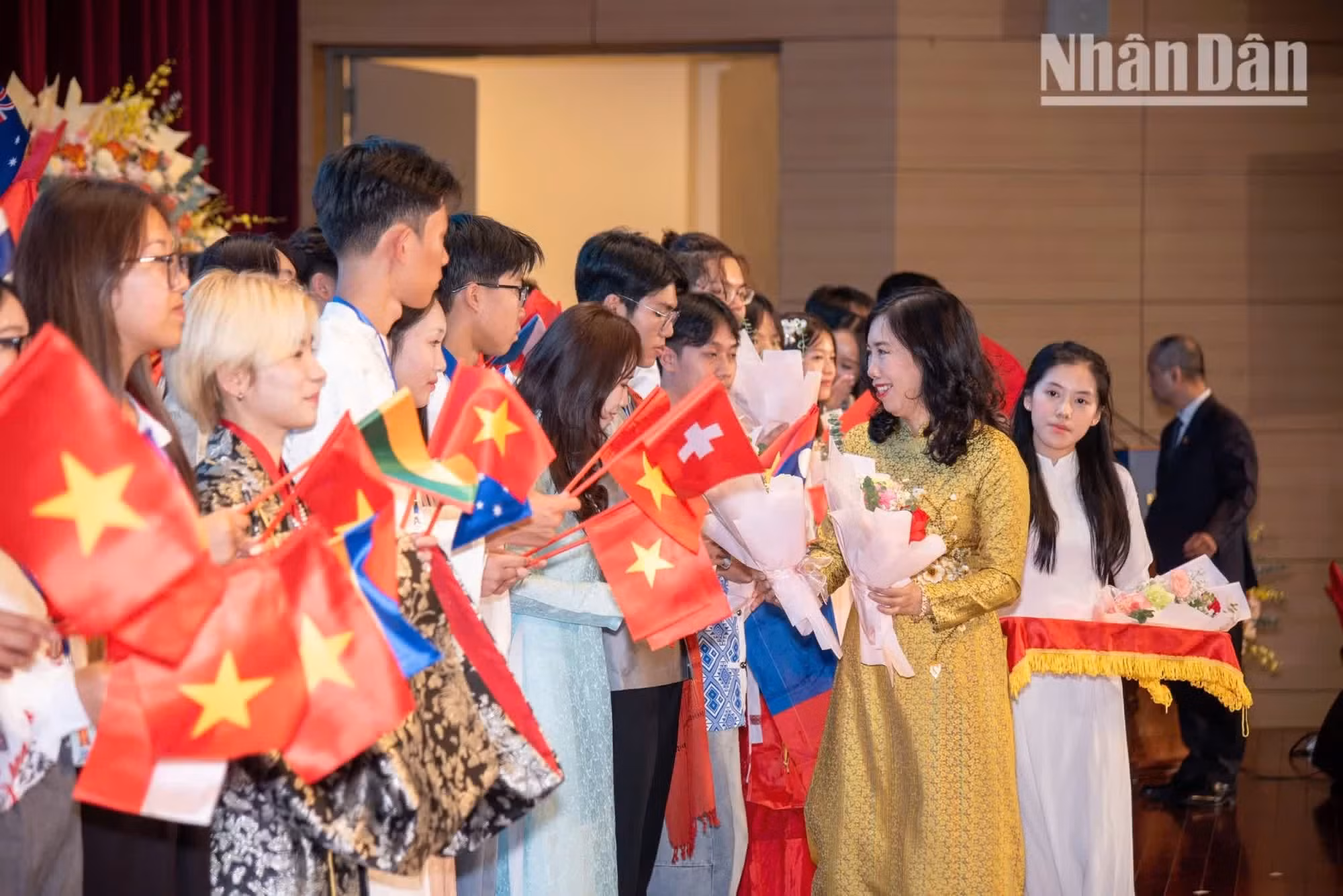 La viceministra de Relaciones Exteriores Le Thi Thu Hang, y Nguyen Trung Kien, jefe del Comité Estatal para los Vietnamitas en el Extranjero, entregan regalos a las delegaciones.