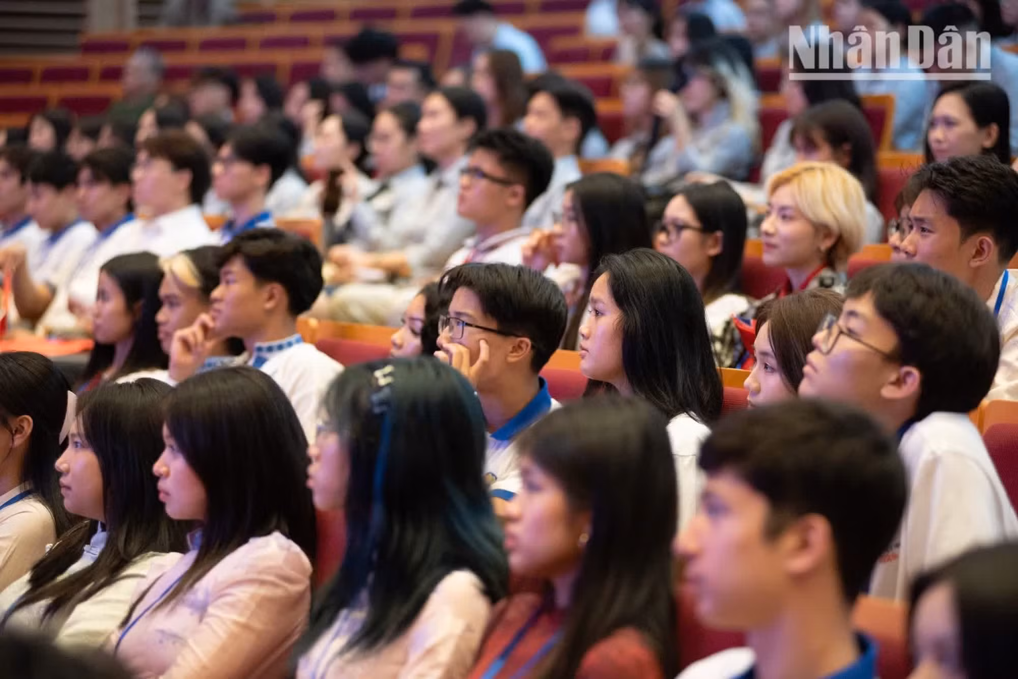 Do Nhat Vi y Tran Quoc Trung Hieu, ambos de 16 años y residentes en Francia, explican que decidieron participar en el Campamento de Verano para conocer más a fondo la historia y la cultura vietnamitas, aspectos a los que tenían un acceso limitado. Han quedado impresionados por el rápido desarrollo del país, del que ahora tienen una imagen muy diferente de la que suele aparecer en algunos libros y medios extranjeros.