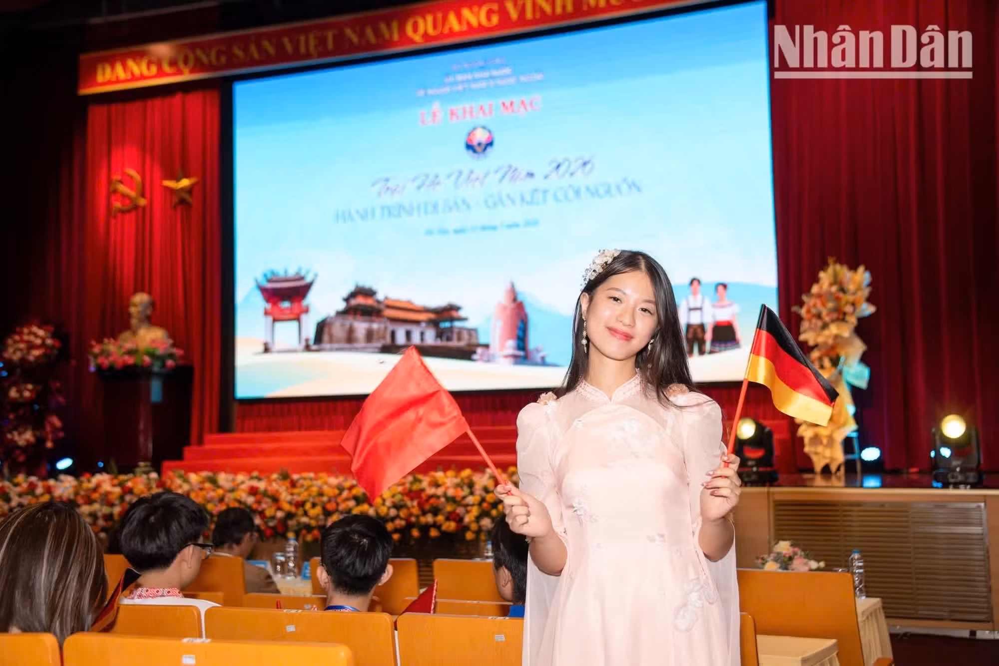 Nguyen Thao Linh, de 21 años y radicada en Berlín, Alemania, comenta que llevaba varios años deseando participar en el Campamento de Verano y que se preparó junto con su familia para integrarse al de este año. Espera que la experiencia le permita conocer mejor su país y compartir con sus amigos en Alemania historias e imágenes de un Vietnam dinámico y en constante desarrollo.