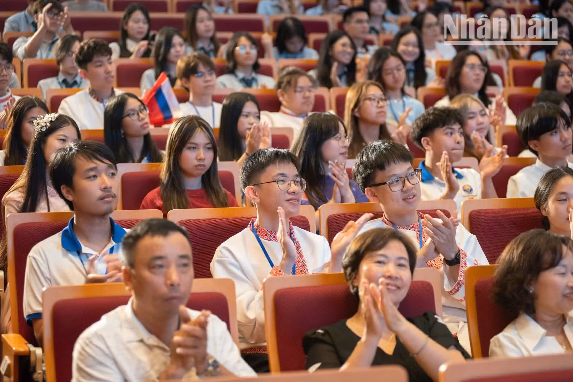 Tran Duc Tai, de 18 años y procedente de Bielorrusia, señala que el programa es una valiosa oportunidad para que los jóvenes vietnamitas en el extranjero profundicen en sus conocimientos sobre la historia nacional y establezcan vínculos con compatriotas de todo el mundo.