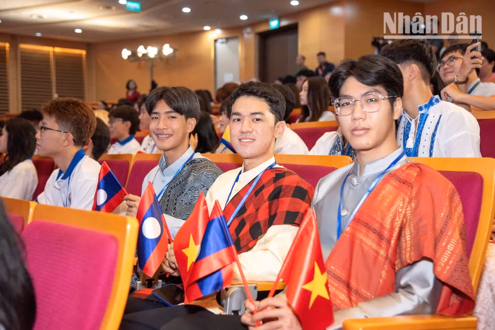 Aunque no son de origen vietnamita, los jóvenes laosianos Oudomkham Bounvilay, Vatthana Soudakhoun y Vongsackda Khongsavath expresan su entusiasmo por participar en el Campamento de Verano. Están contentos por haber conocido a muchos amigos de distintos países y reafirman su interés por seguir aprendiendo el idioma y la cultura vietnamitas.