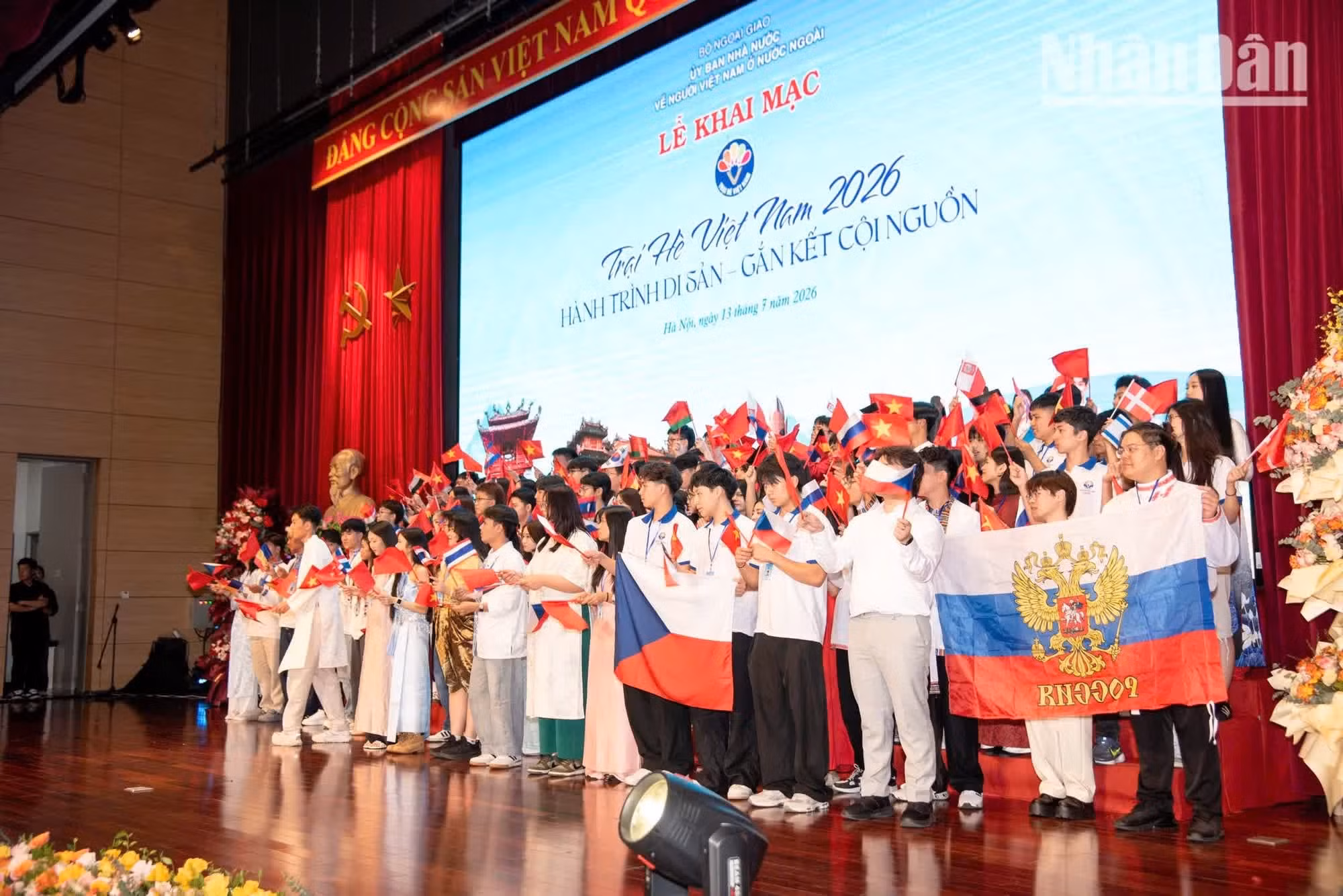 Los jóvenes vietnamitas residentes en el exterior comparten la alegría del reencuentro. Aunque procedentes de 32 países y territorios diferentes, todos muestran un entusiasmo idéntico por descubrir la belleza de su tierra de origen.