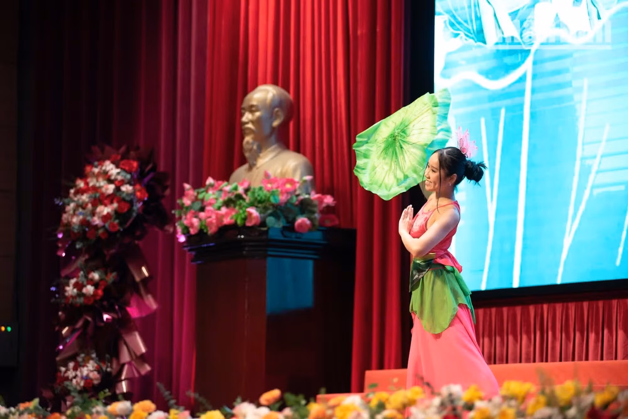La belleza del loto, flor emblemática de Vietnam, es recreada a través de una delicada danza interpretada por una joven vietnamita residente en el extranjero.