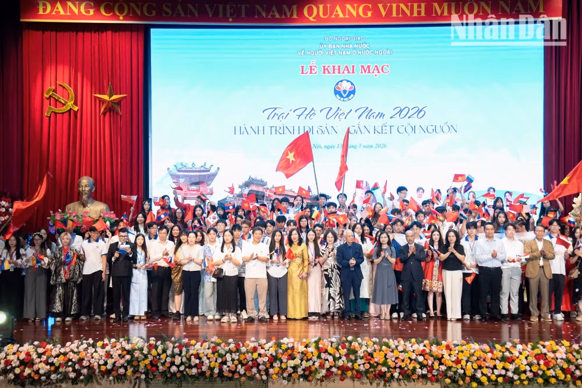 La foto recoge un emotivo momento de unión de la gran familia vietnamita durante la ceremonia inaugural. El Partido y el Estado consideran a la comunidad vietnamita en el extranjero una parte inseparable de la nación.