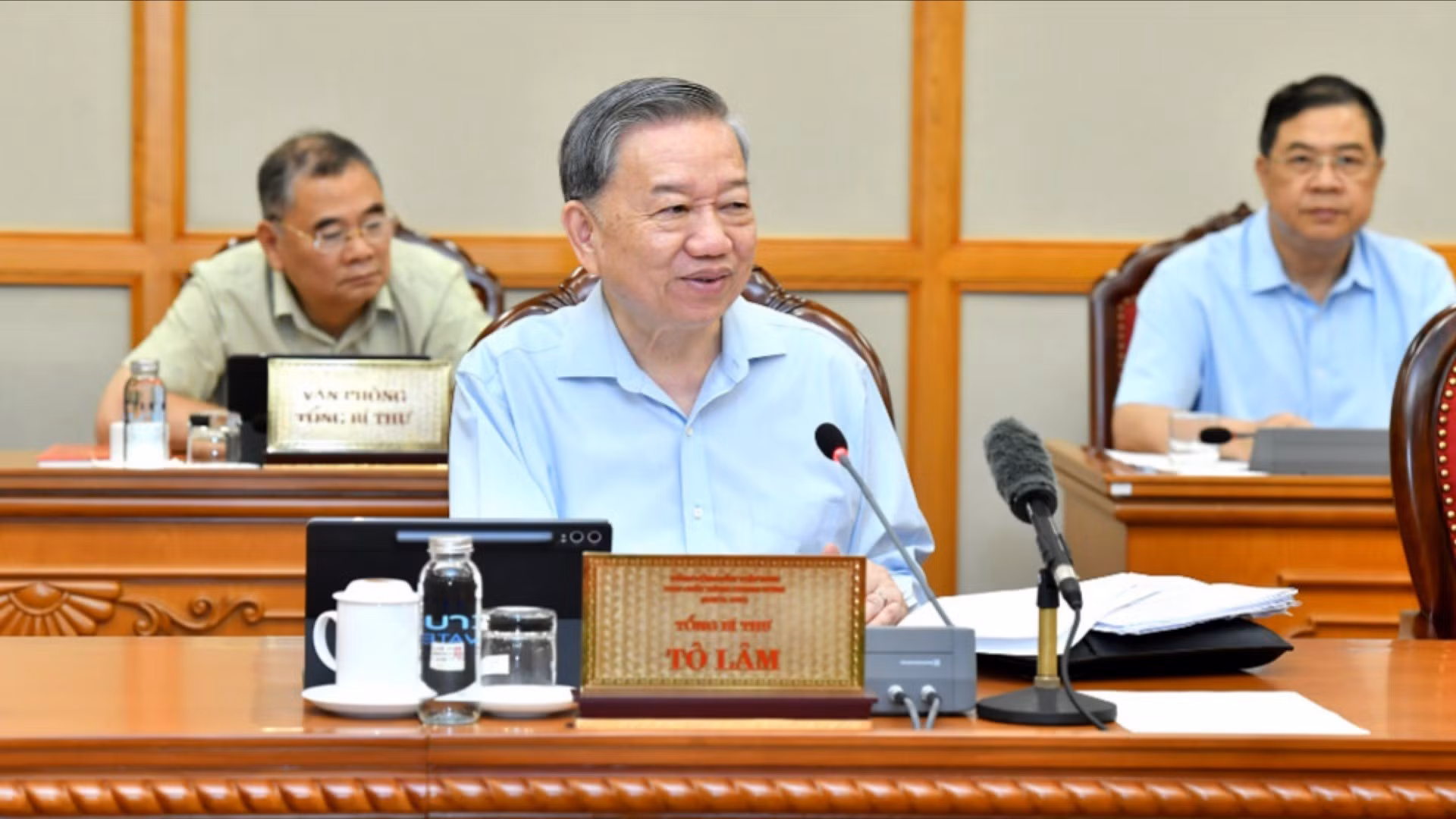 [Foto] Líder partidista de Vietnam preside reunión del Buró Político sobre reorganización de aparato estatal y unidades administrativas