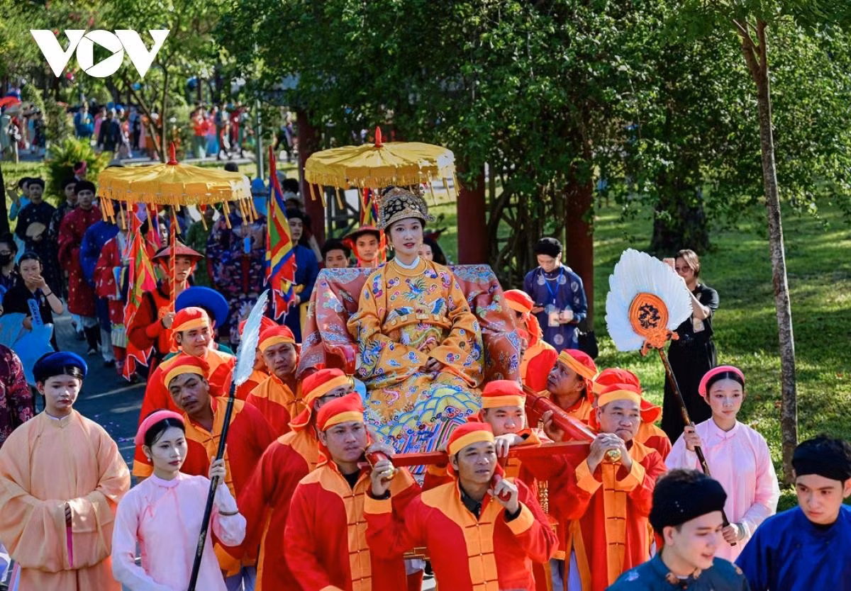 Mayor desfile de trajes vietnamitas en ciudad imperial de Hue