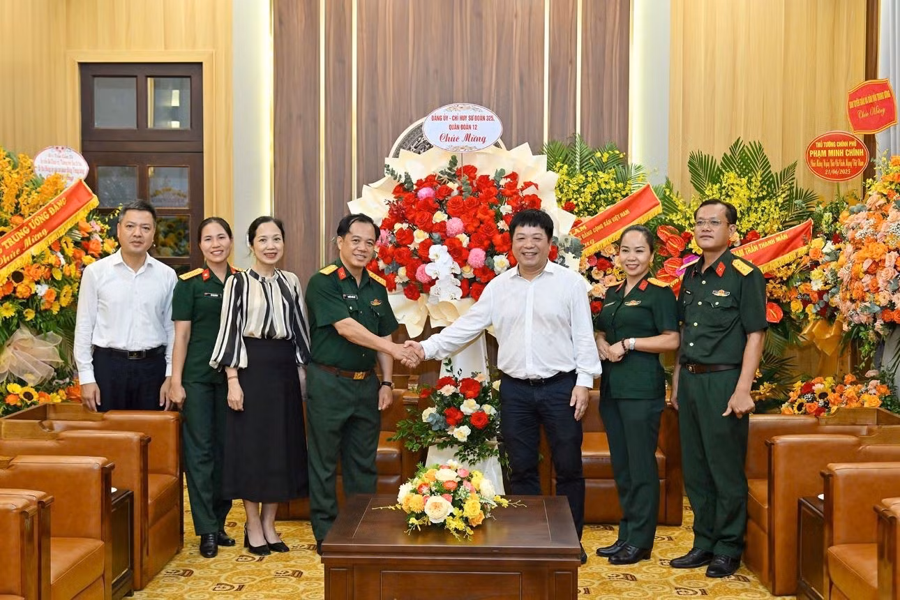 [Foto] Delegaciones visitan y felicitan a periódico Nhan Dan con motivo de la Prensa Revolucionaria de Vietnam