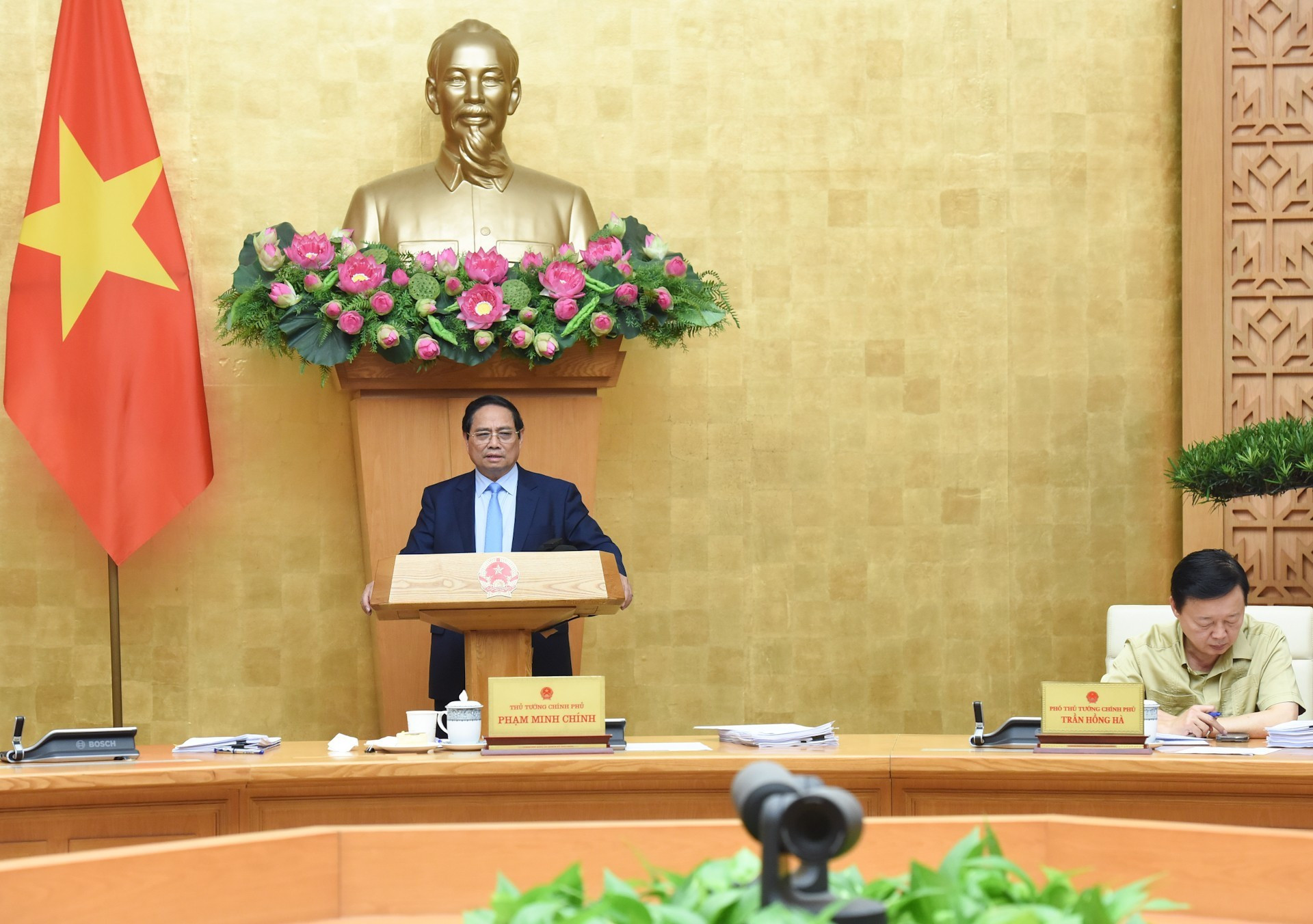 [Foto] Premier vietnamita preside reunión del Gobierno sobre elaboración de leyes en junio 