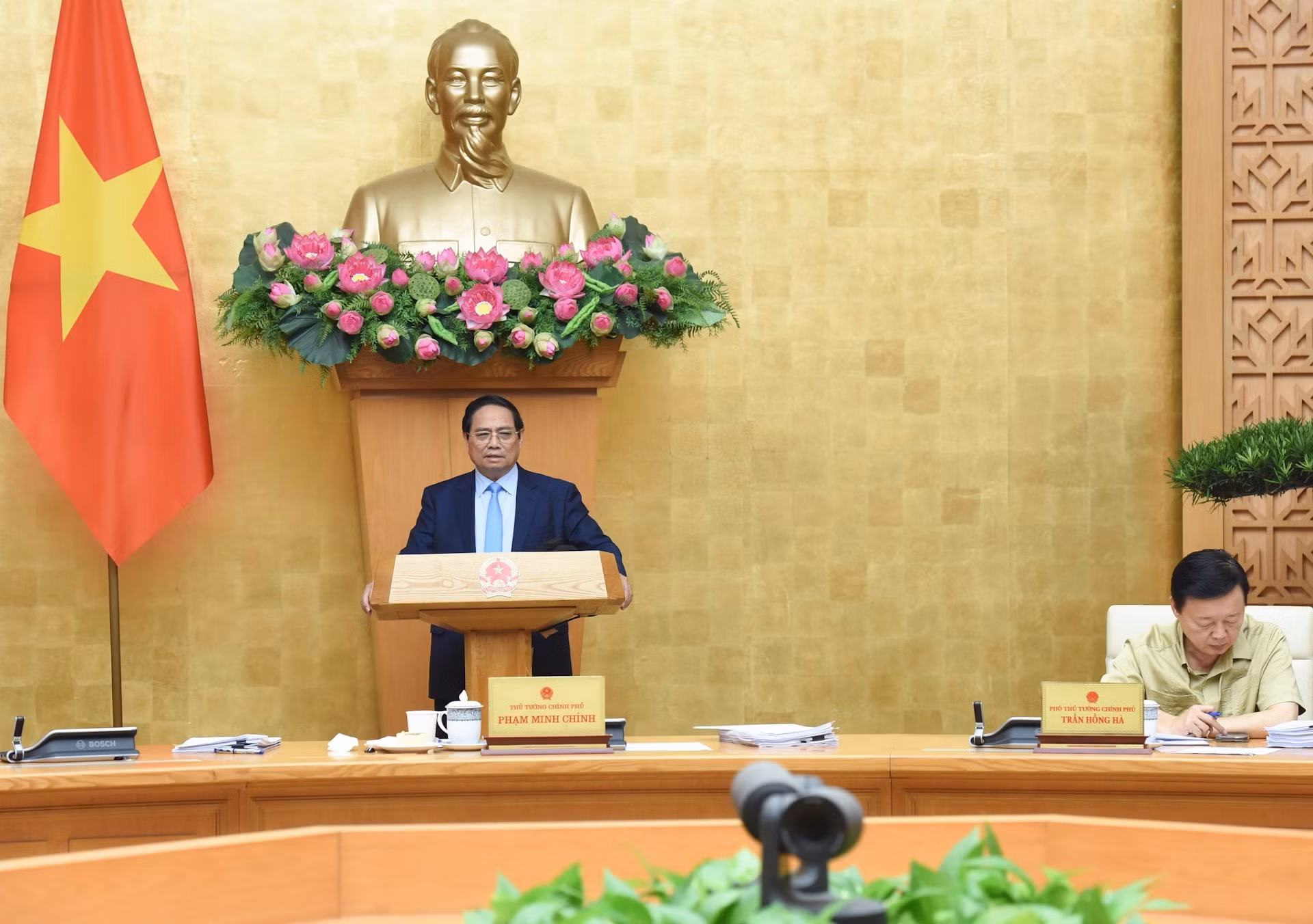 [Foto] Premier vietnamita preside reunión del Gobierno sobre elaboración de leyes en junio 