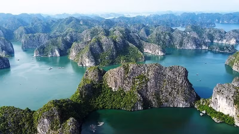 El archipiélago de Cat Ba está integrado por 388 islas, entre ellas la de Cat Ba, la mayor del conjunto, ubicada al sur de la bahía de Ha Long.