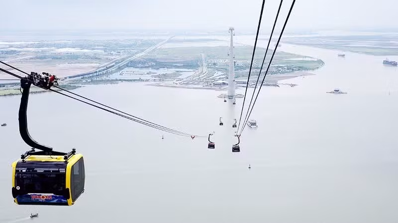 Un teleférico conecta la isla de Cat Ba con tierra firme.