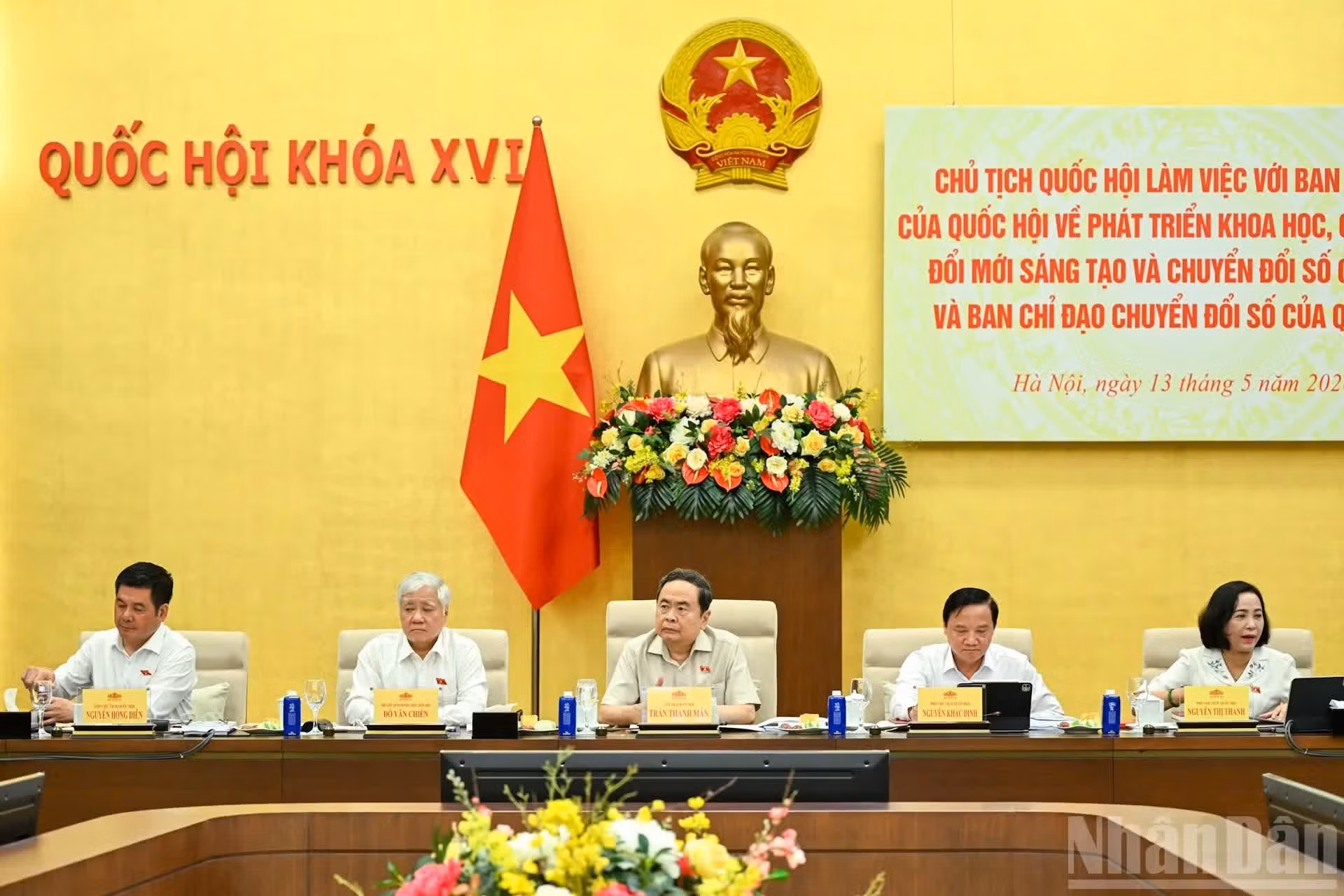 El presidente de la Asamblea Nacional, Tran Thanh Man, y los vicepresidentes en la cita. (Foto: Duy Linh)