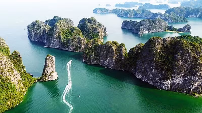 La bahía de Lan Ha posee una topografía singular y paisajes naturales impresionantes.