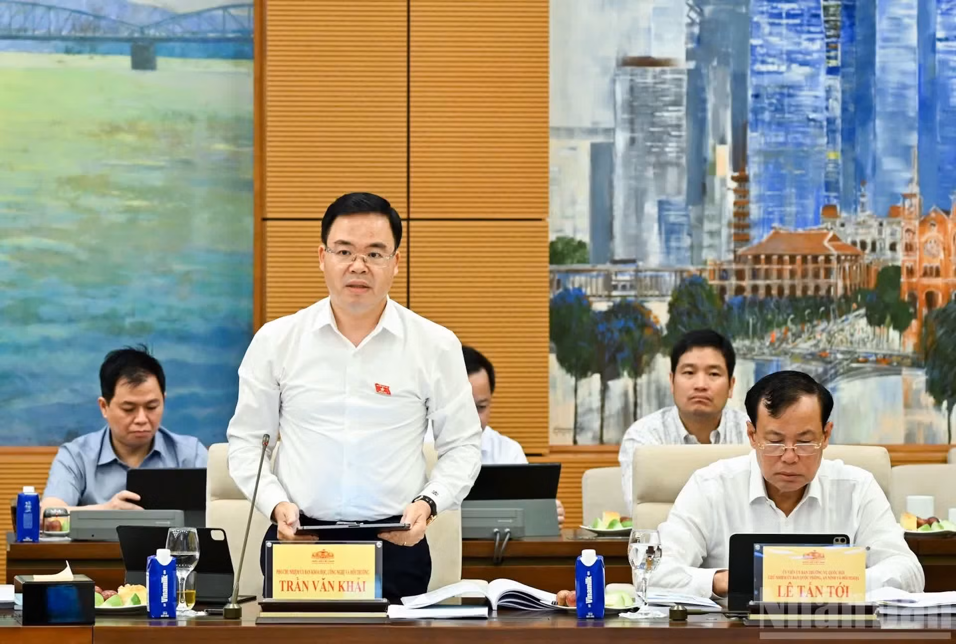 El vicepresidente del Comité de Ciencia, Tecnología y Medio Ambiente, Tran Van Khai, informa sobre los resultados de la implementación de la Resolución 57 del Comité Directivo de la Asamblea Nacional. (Foto: Duy Linh)