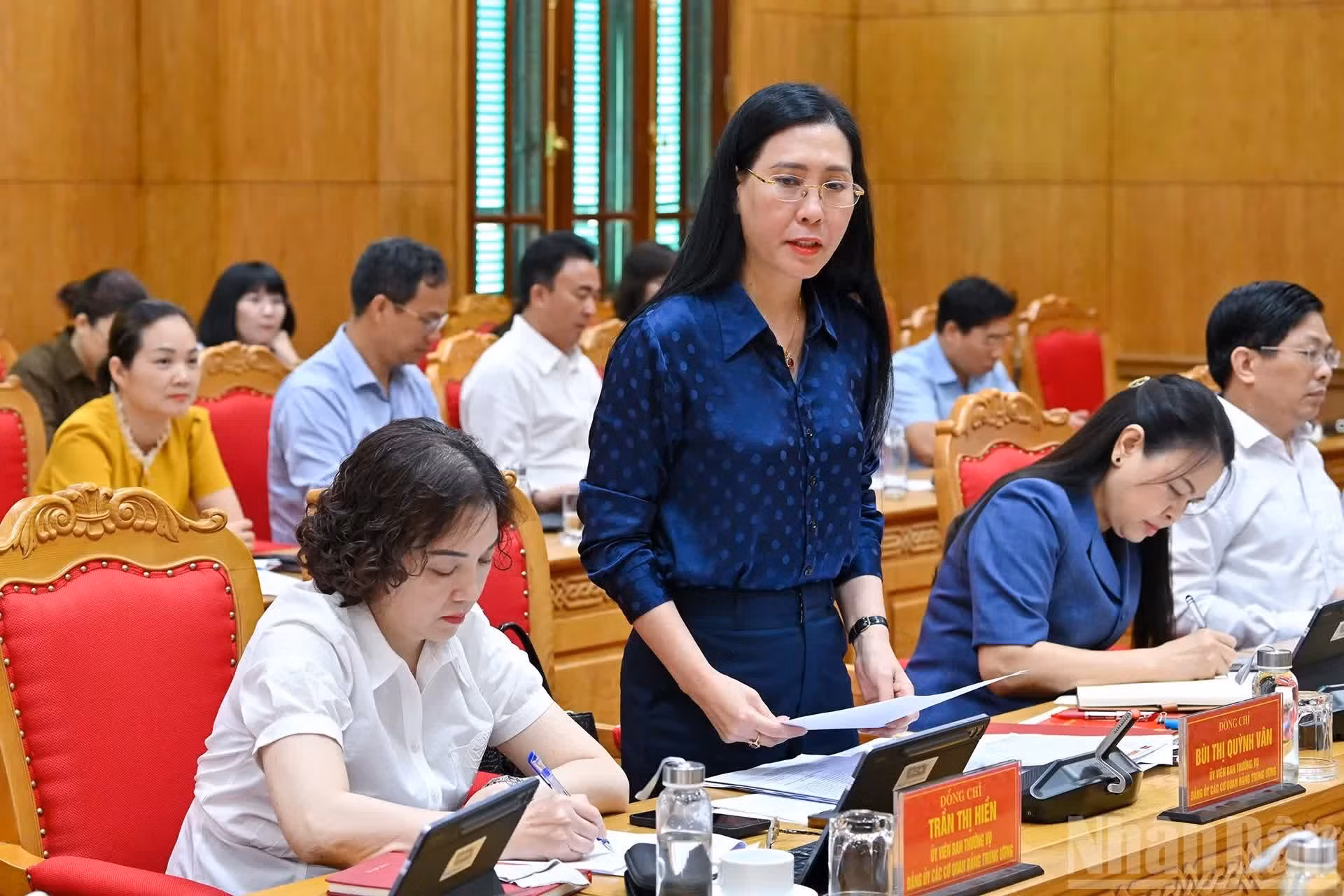 Bui Thi Quynh Van, subjefa de la Comisión de Organización del Comité Central del PCV, expresa su opinión.
