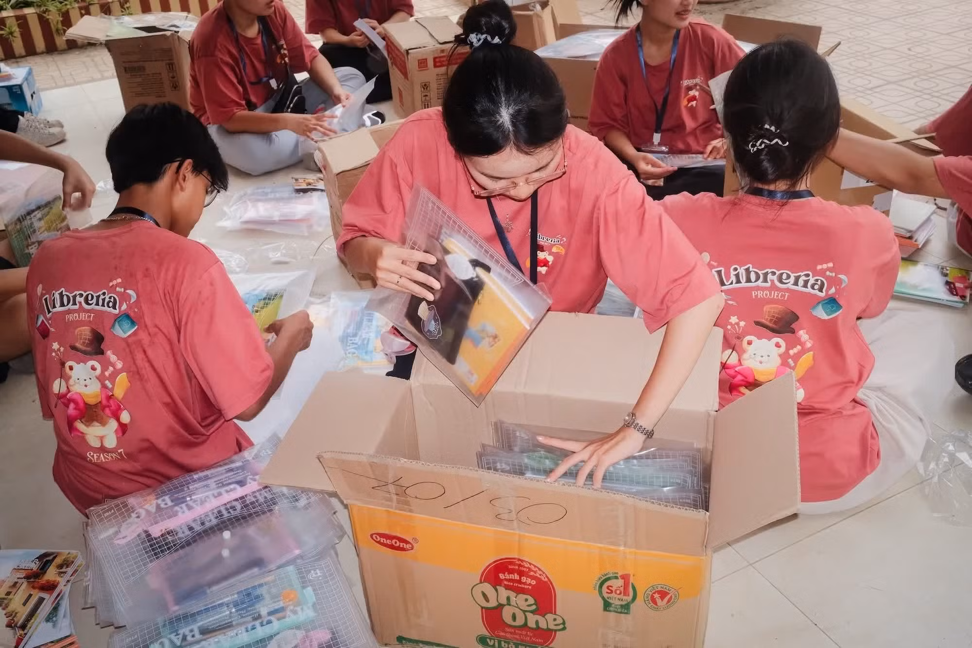 Gracias al proyecto educativo “Librería” y a diversas iniciativas de fomento de la lectura, grupos de estudiantes de secundaria de Hanói recolectaron y donaron una gran cantidad de textos y útiles escolares procedentes de distintas fuentes a fin de construir estanterías y enriquecer las bibliotecas de numerosas escuelas.