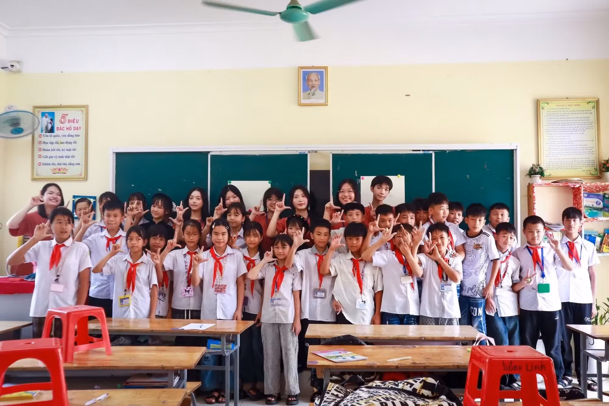 Miembros del proyecto “Librería” junto a alumnos de la escuela.