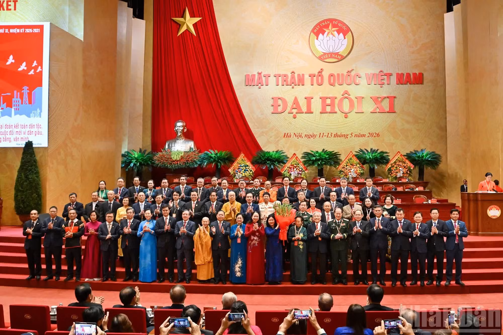 La vicepresidenta Vo Thi Anh Xuan entrega flores al Presidium del Comité Central del FPV del XI mandato.