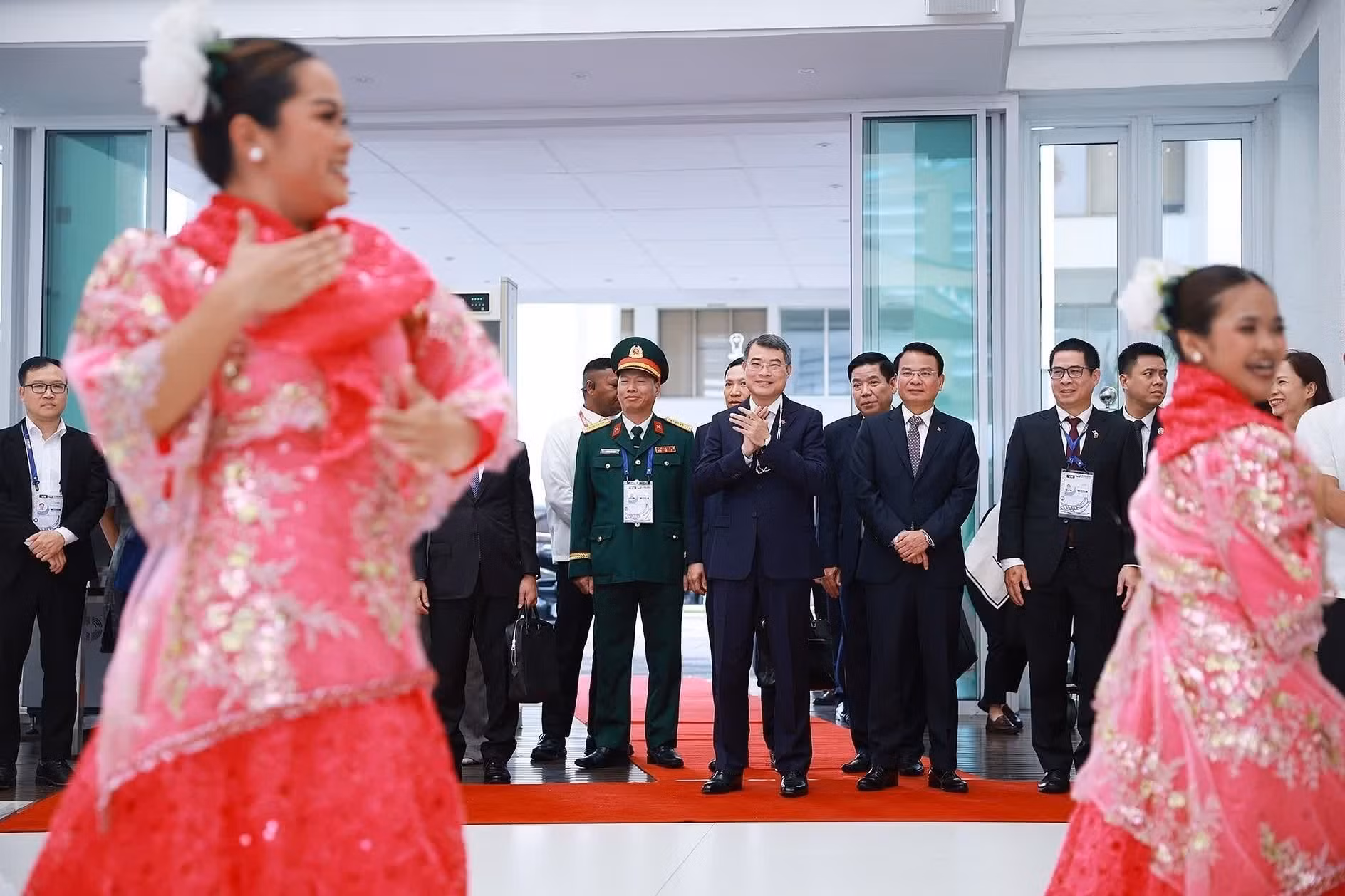 Ceremonia de bienvenida al primer ministro vietnamita, Le Minh Hung, en Cebú, Filipinas. (Foto: VNA)